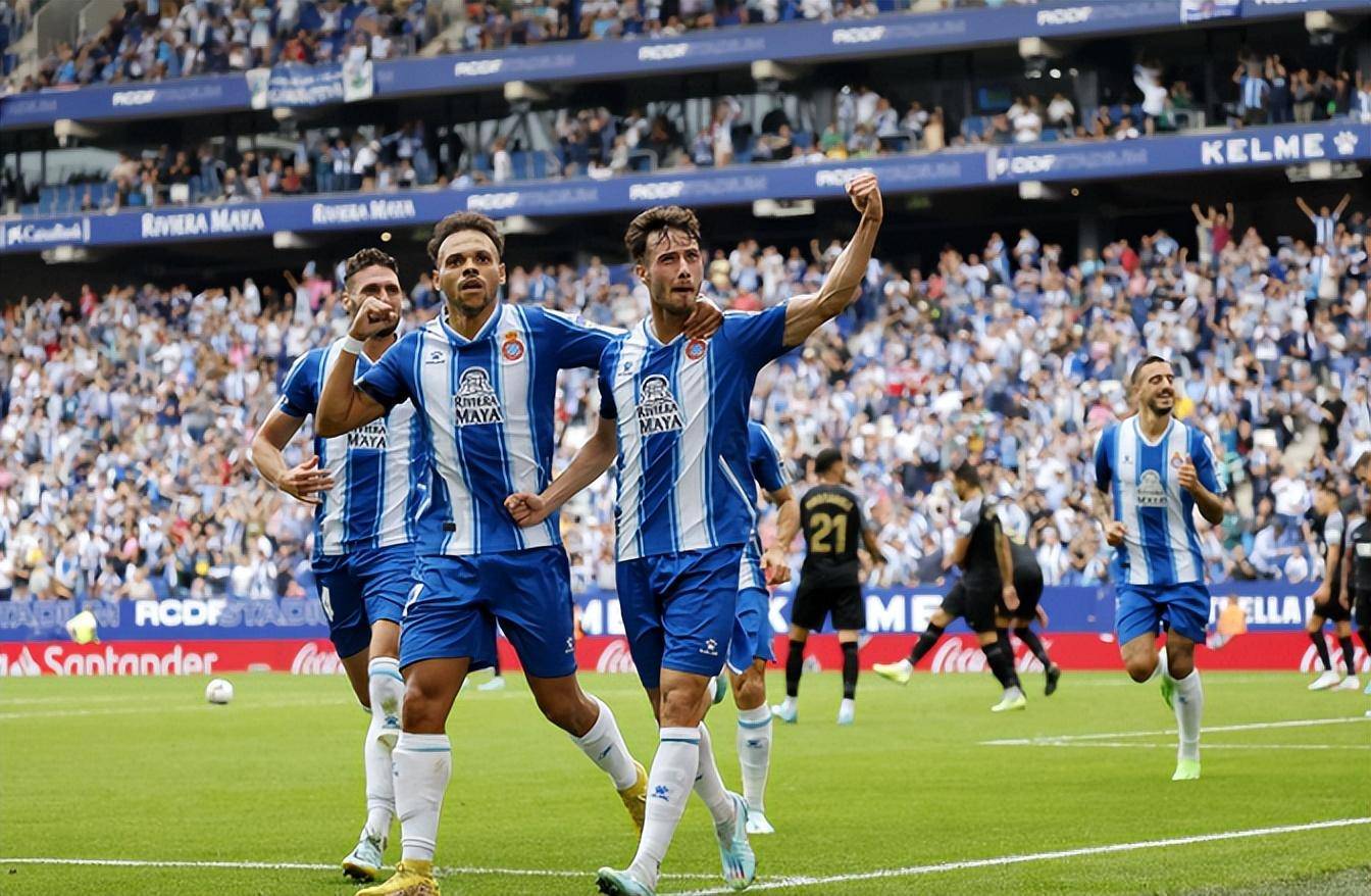 西区夺冠球队实力出众，斩获胜利