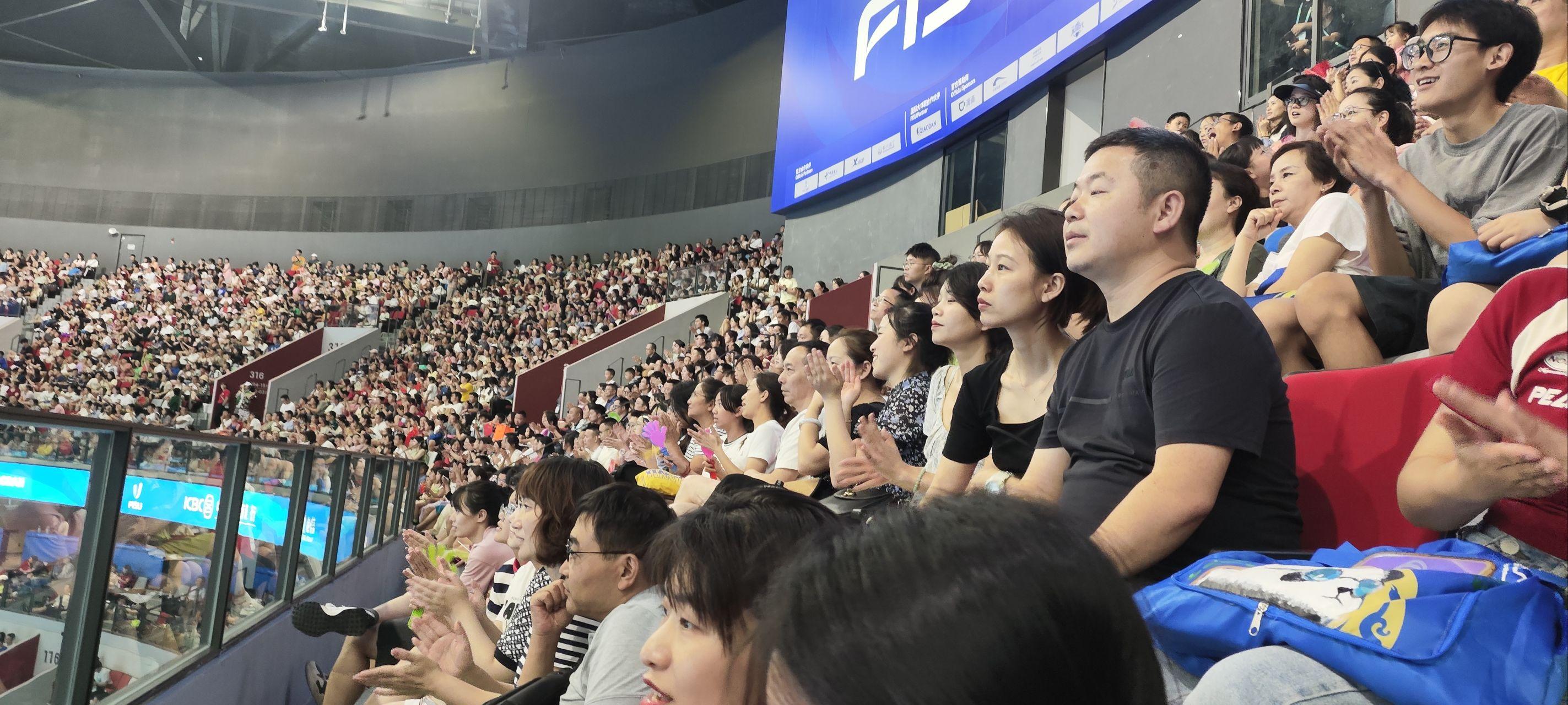 队员们在球场上尽展技能，给观众带来视觉盛宴