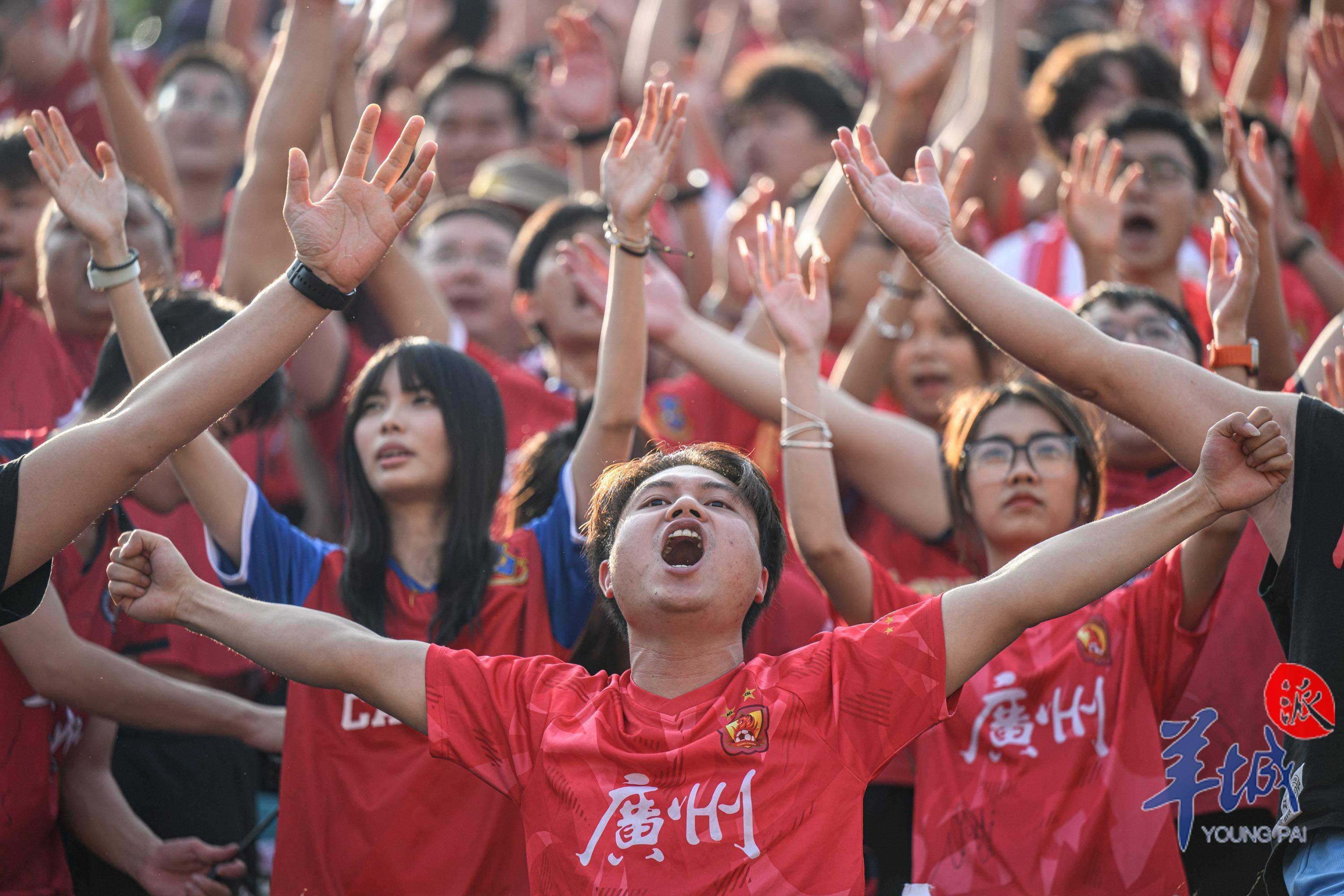 球迷热情呐喊助威，为球队壮行鼓掌