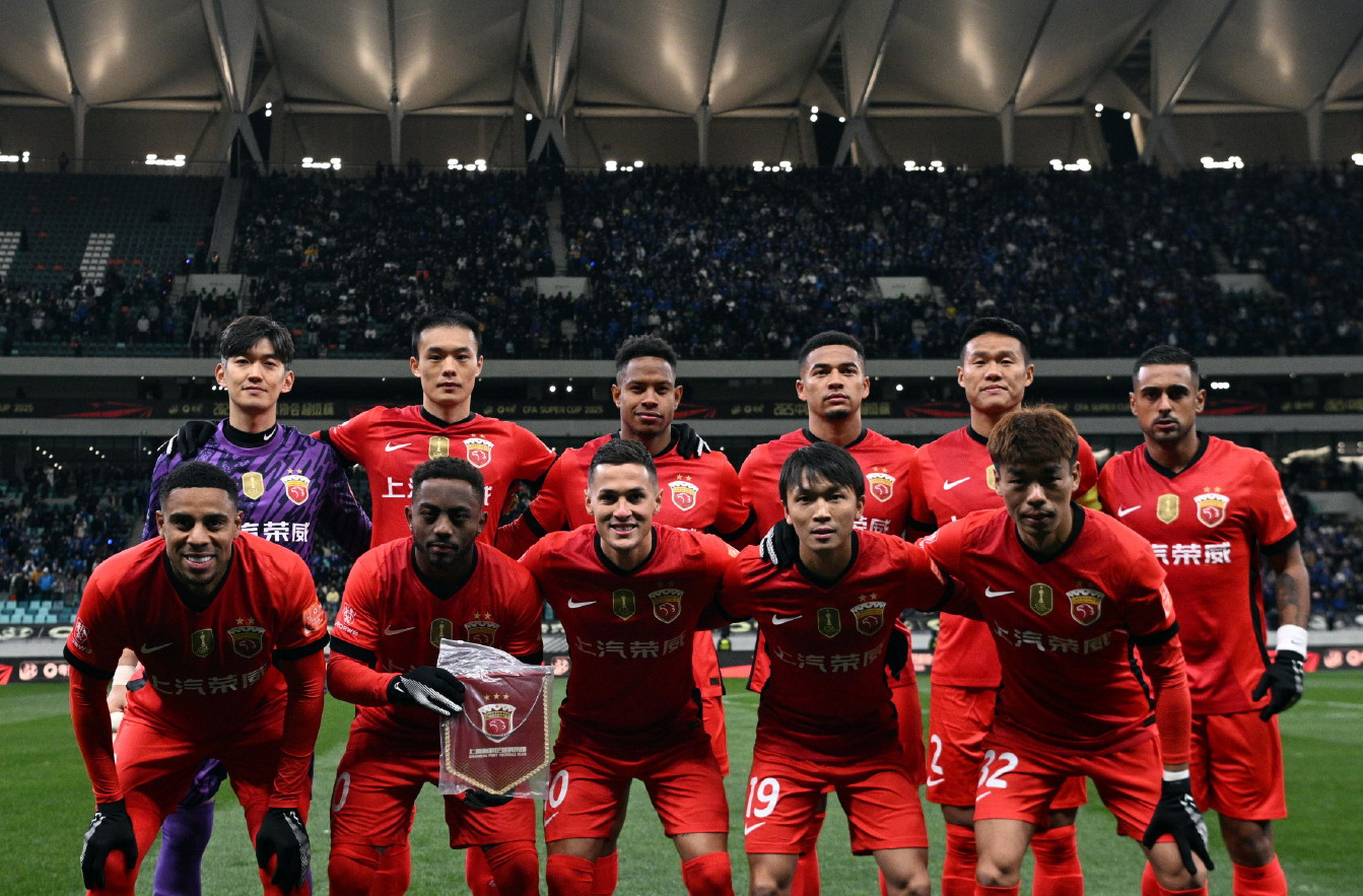 赛场竞争激烈,球员奋发拼搏争夺冠军的简单介绍 赛场竞争激烈,球员奋发拼搏争夺冠军的简单介绍