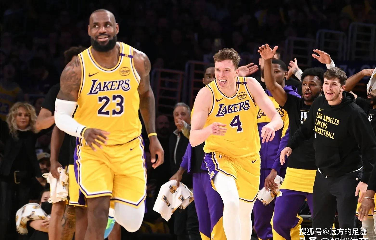 赛场上球员奋力拼搏，助球队逆转比分获胜