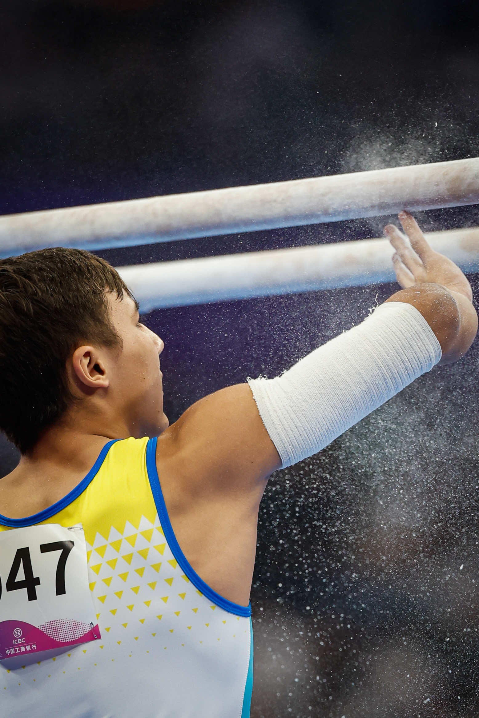 球队在比赛中展现出顽强拼搏的精神