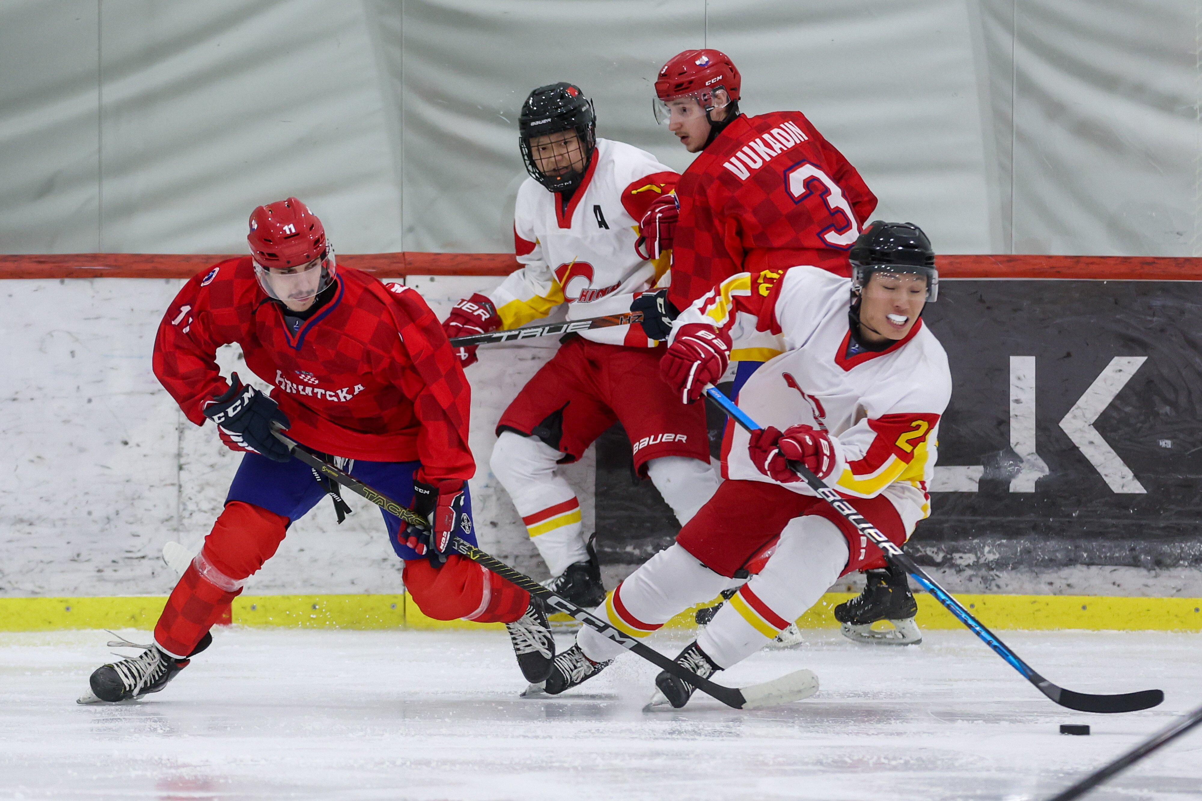 赛场上激烈争夺,球员们拼尽全力 赛场上激烈争夺,球员们拼尽全力