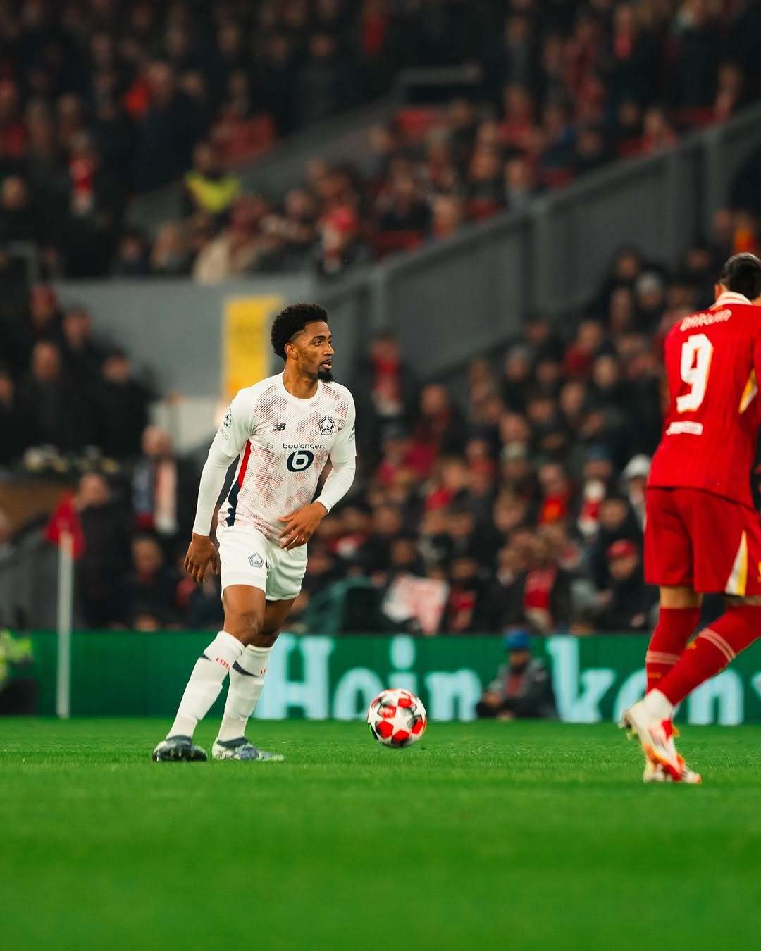 欧冠比赛中一名球员险些破门得分 欧冠比赛中一名球员险些破门得分