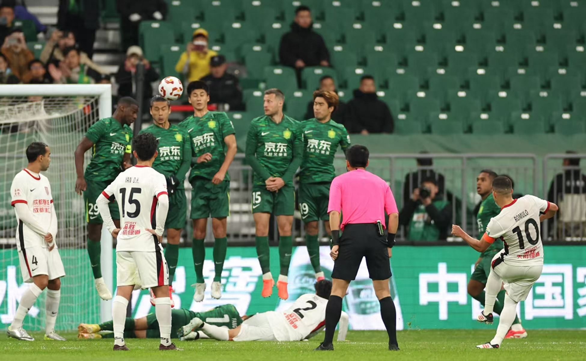 国安中场组织能力突出，多次传球成功