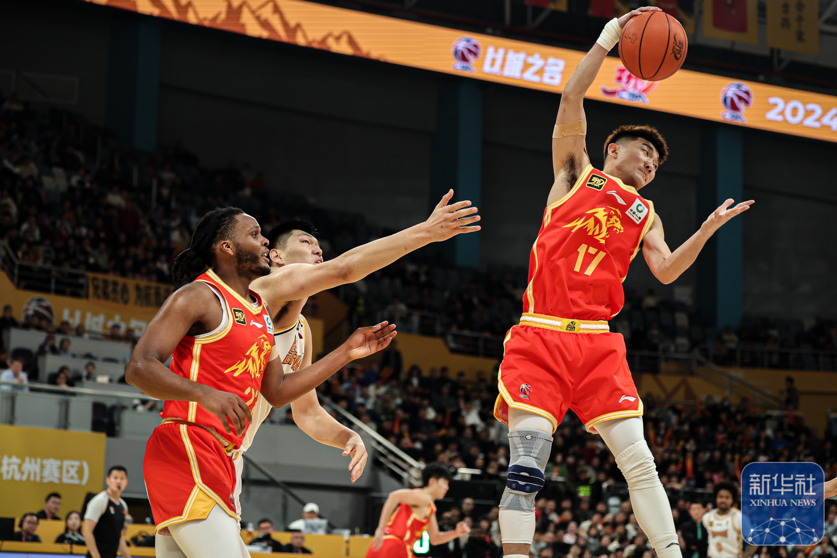 蓝队在主场以一球之差惜败对手