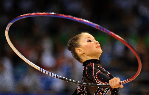 瑞士体操选手冲击屹立，拼尽全力