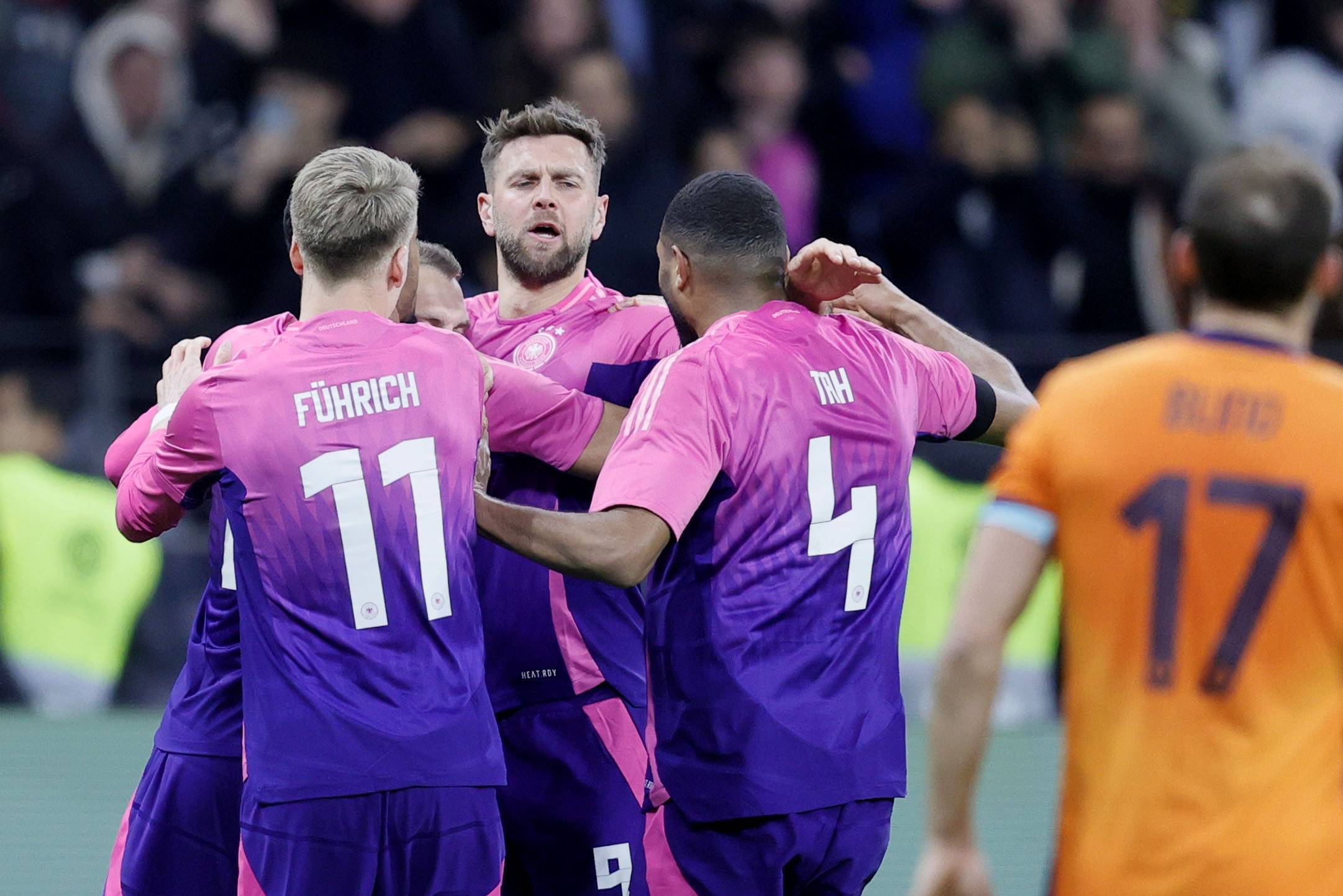 荷兰国际足球队连续四轮不败，表现稳定