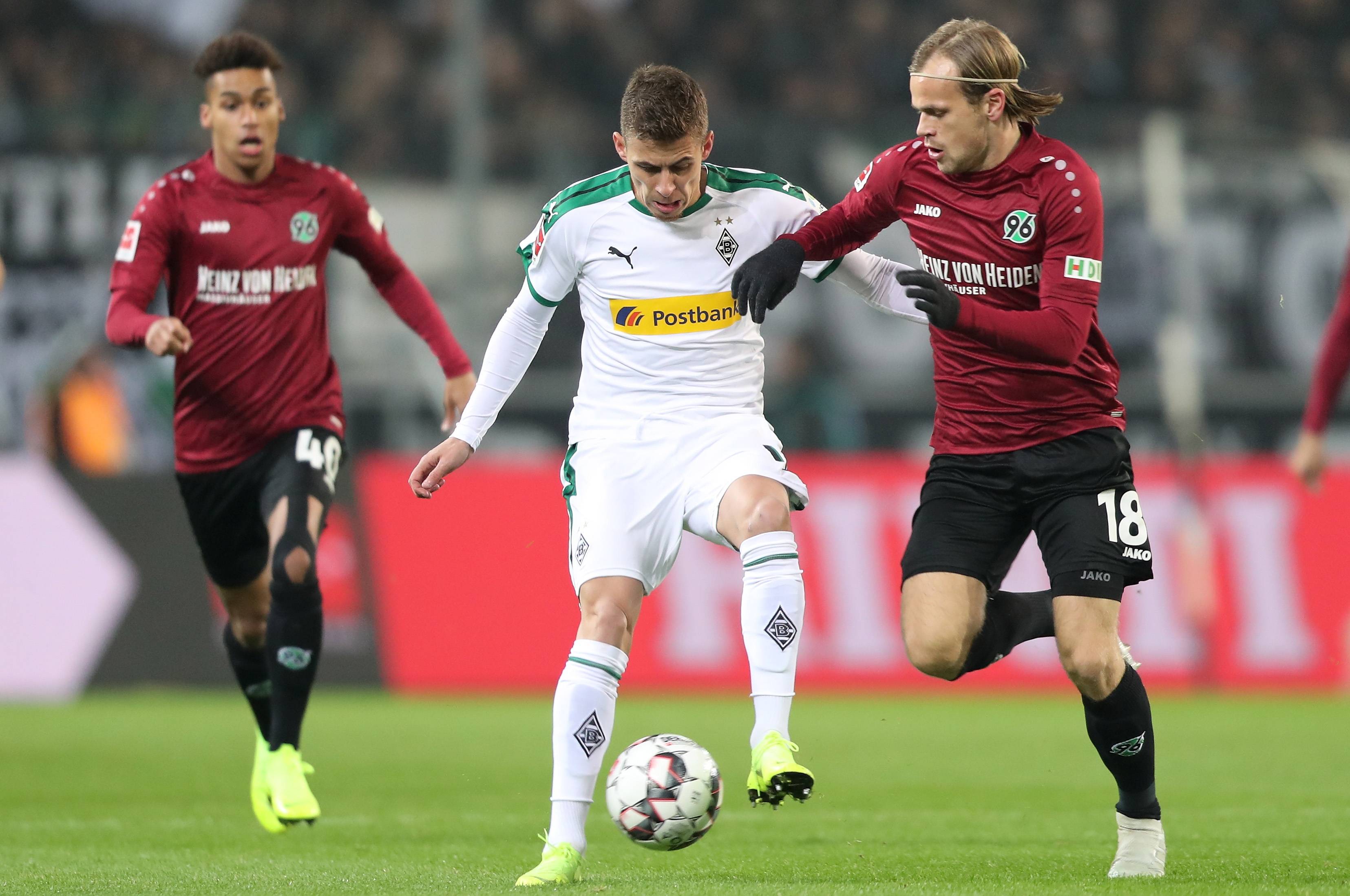 沙尔克主场失利，球队需调整状态