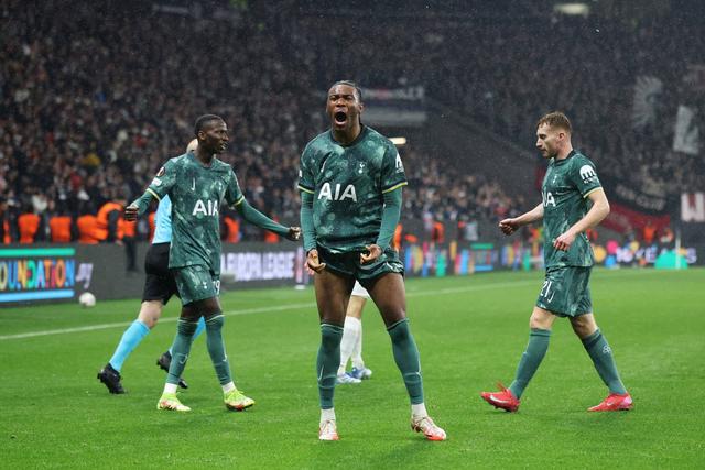 热刺主场遭受惨败，球迷怀疑主教练战术