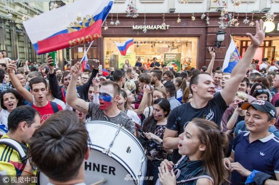 汉堡球迷狂欢庆祝球队取得连胜