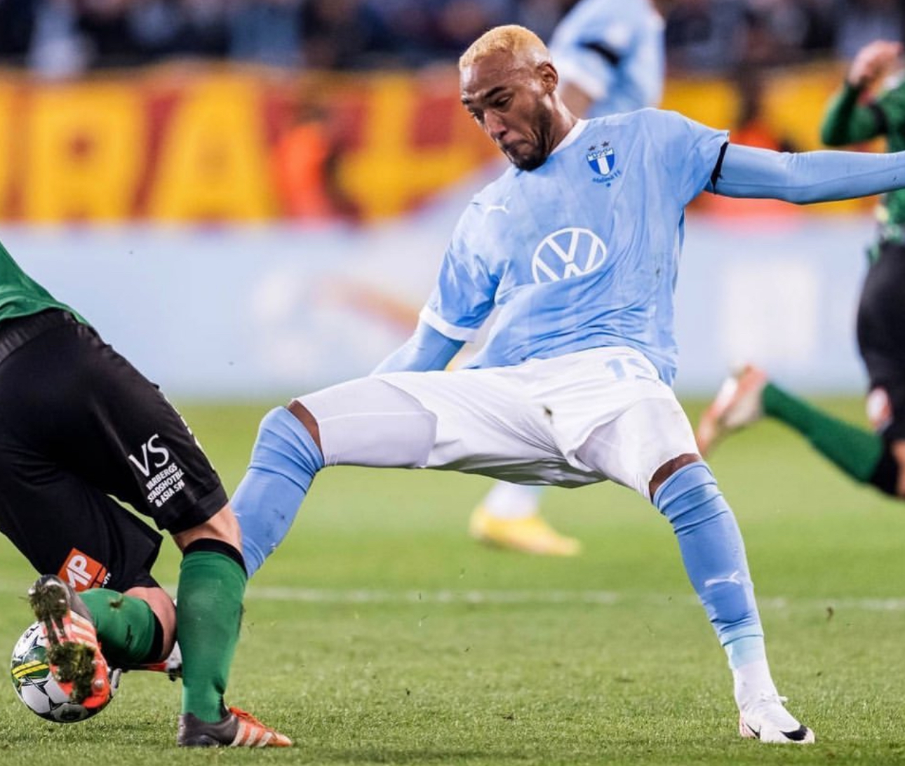 加拿大足球队在激烈比赛中胜出