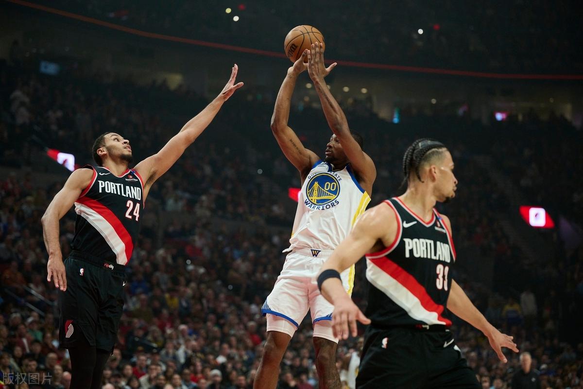 开拓者主场逆转小牛，结束连败