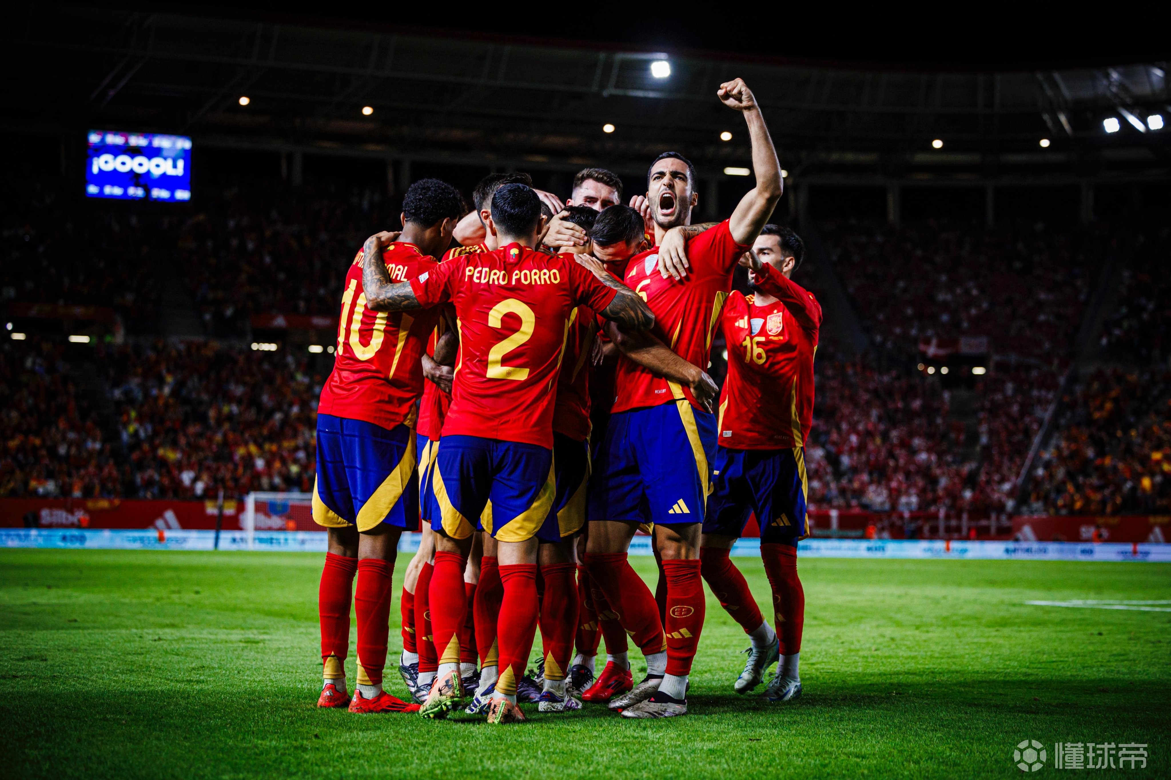 西班牙队大胜英格兰，独占小组领先