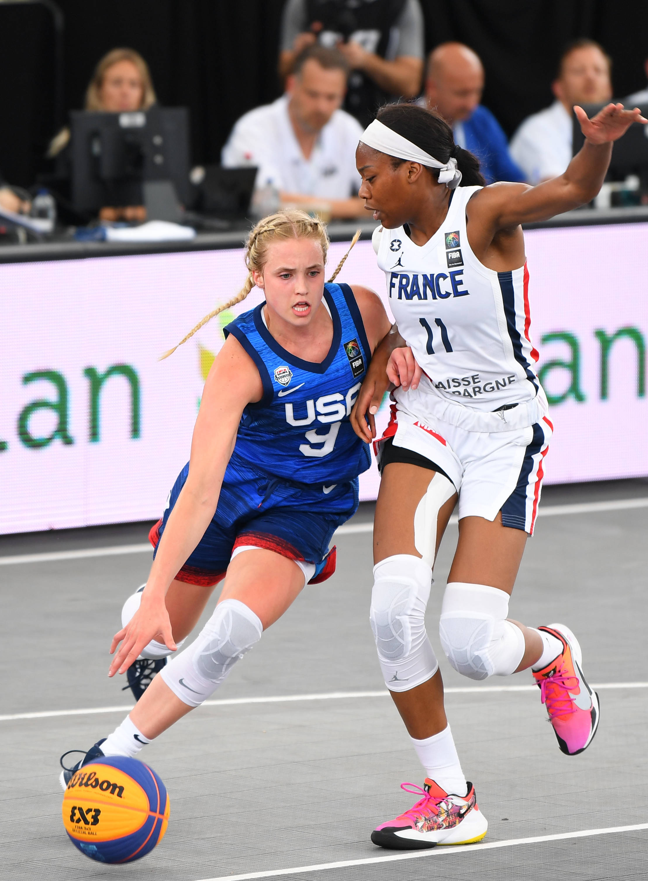 美国女子篮球队轻松战胜对手