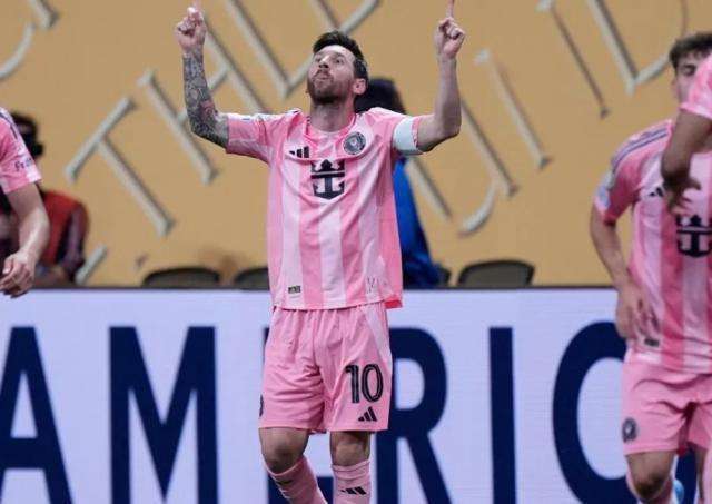 包含梅西左脚射门得分，巴萨主场一鼓作气的词条