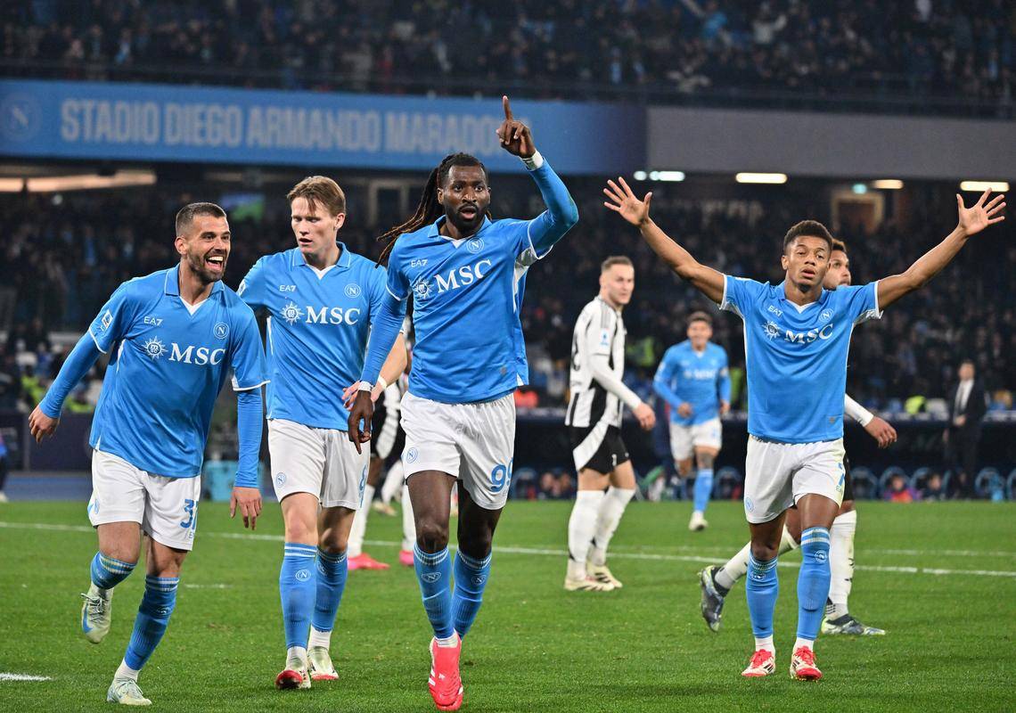 那不勒斯主场大胜，稳固前四位置