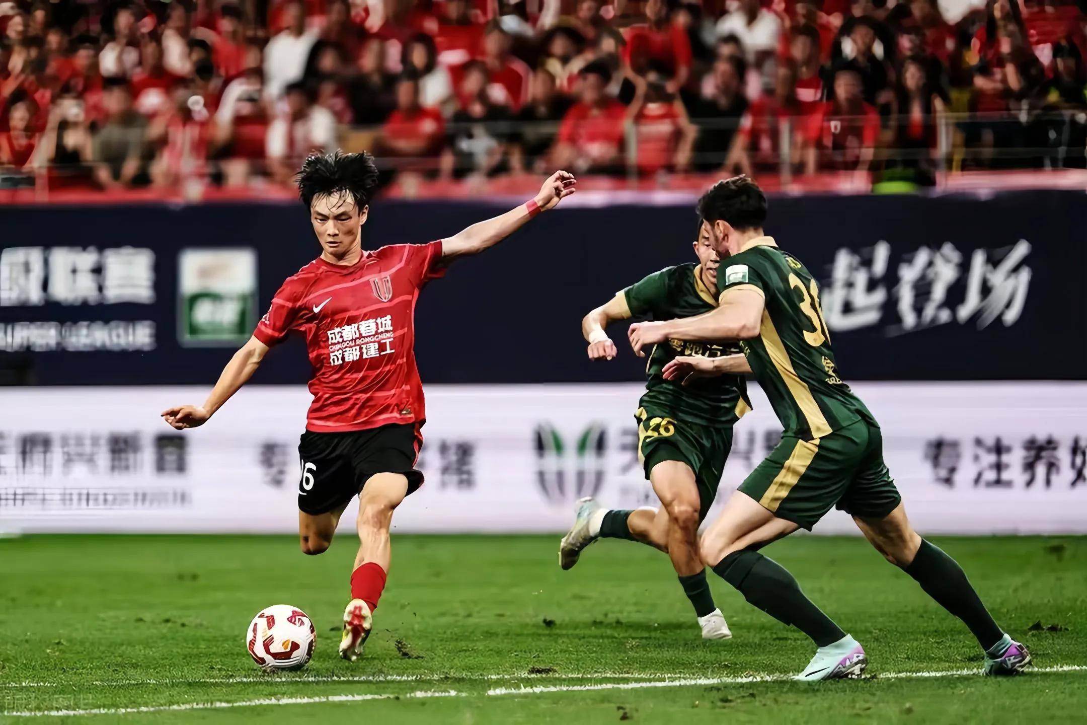 关于冠军争夺激烈，高居积分榜可望问鼎的信息