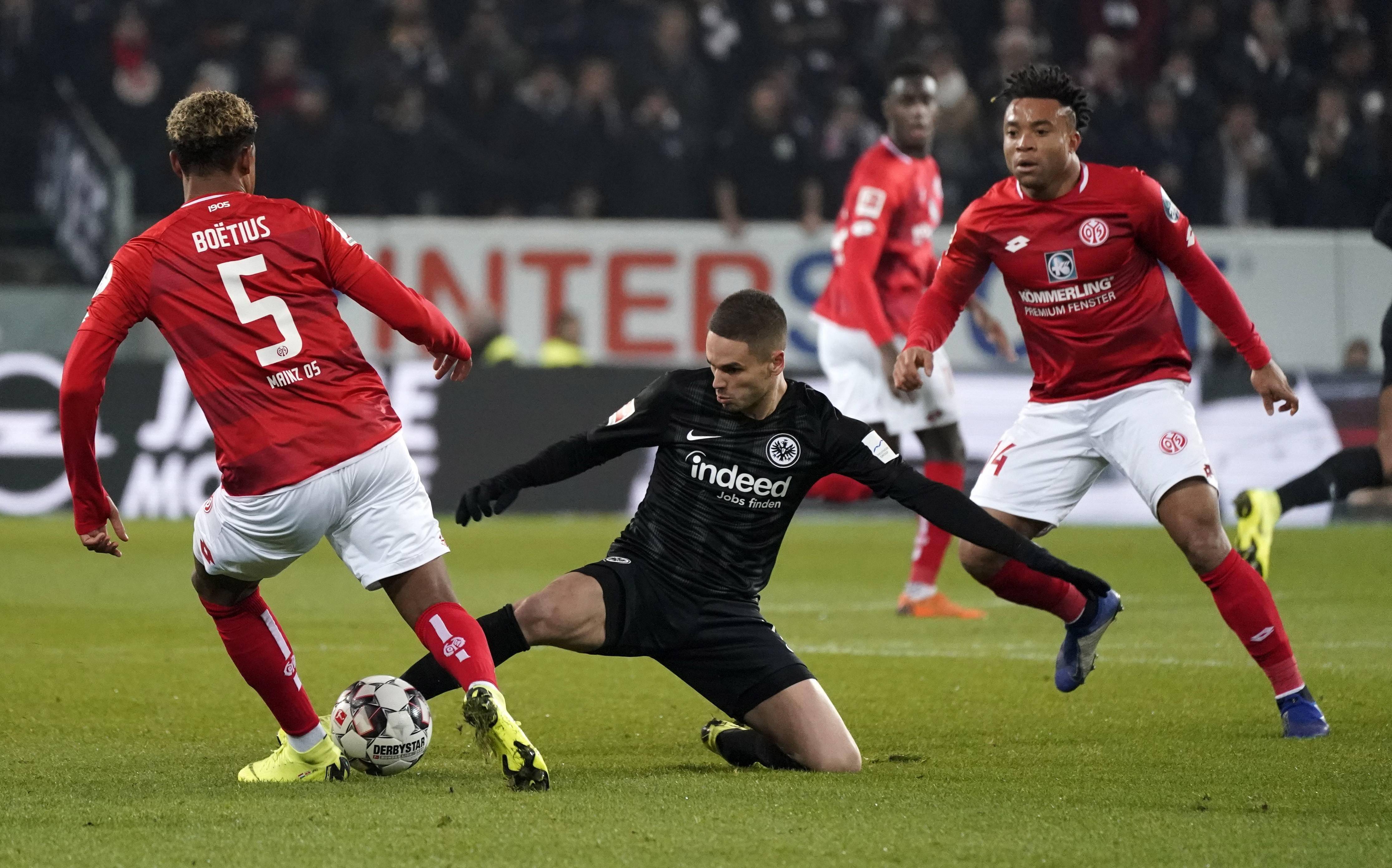 包含莱比锡客场擊败对手，蒂莱曼斯梅开二度的词条