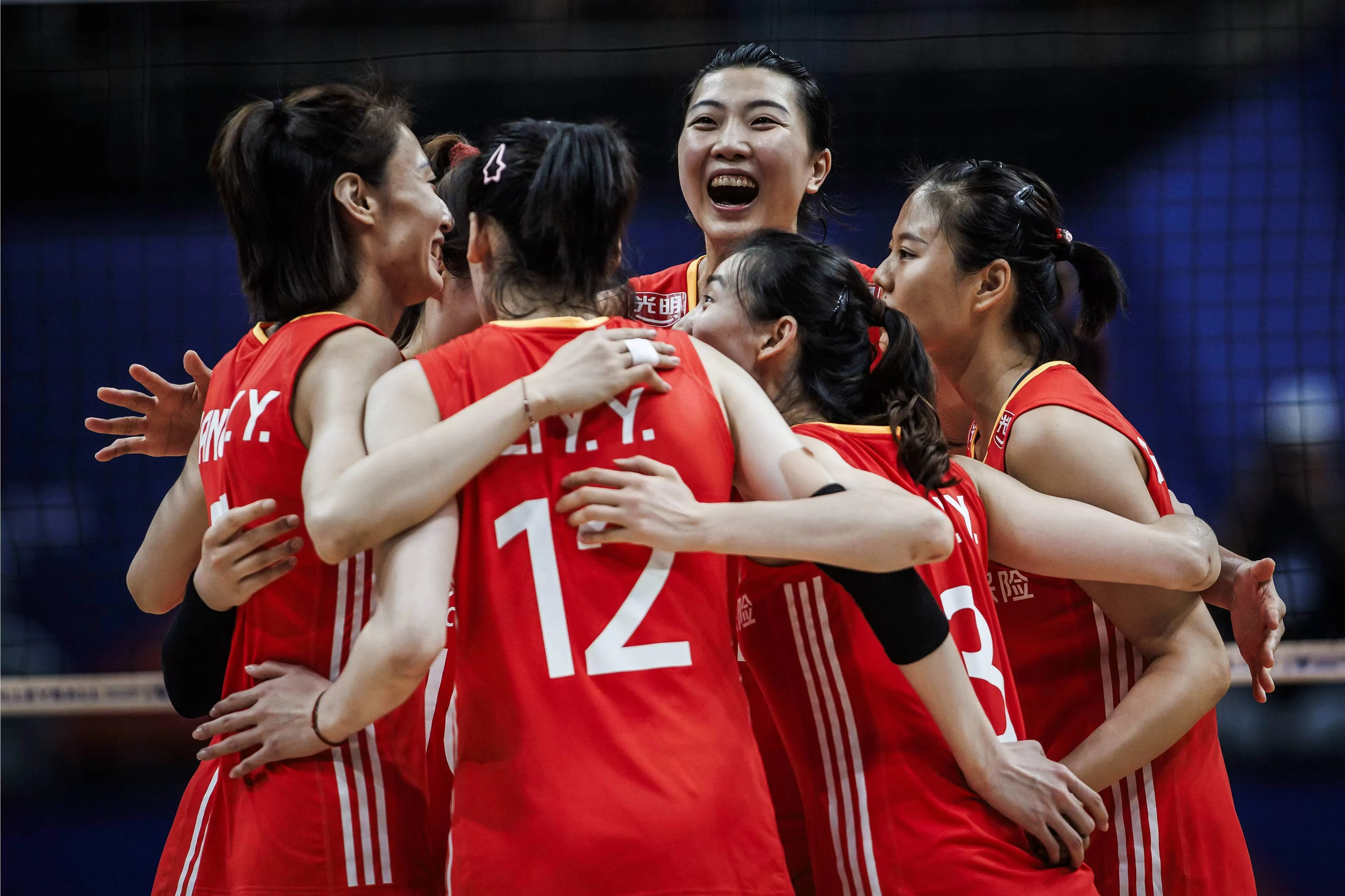 比赛中球队展现出顽强斗志取得胜利