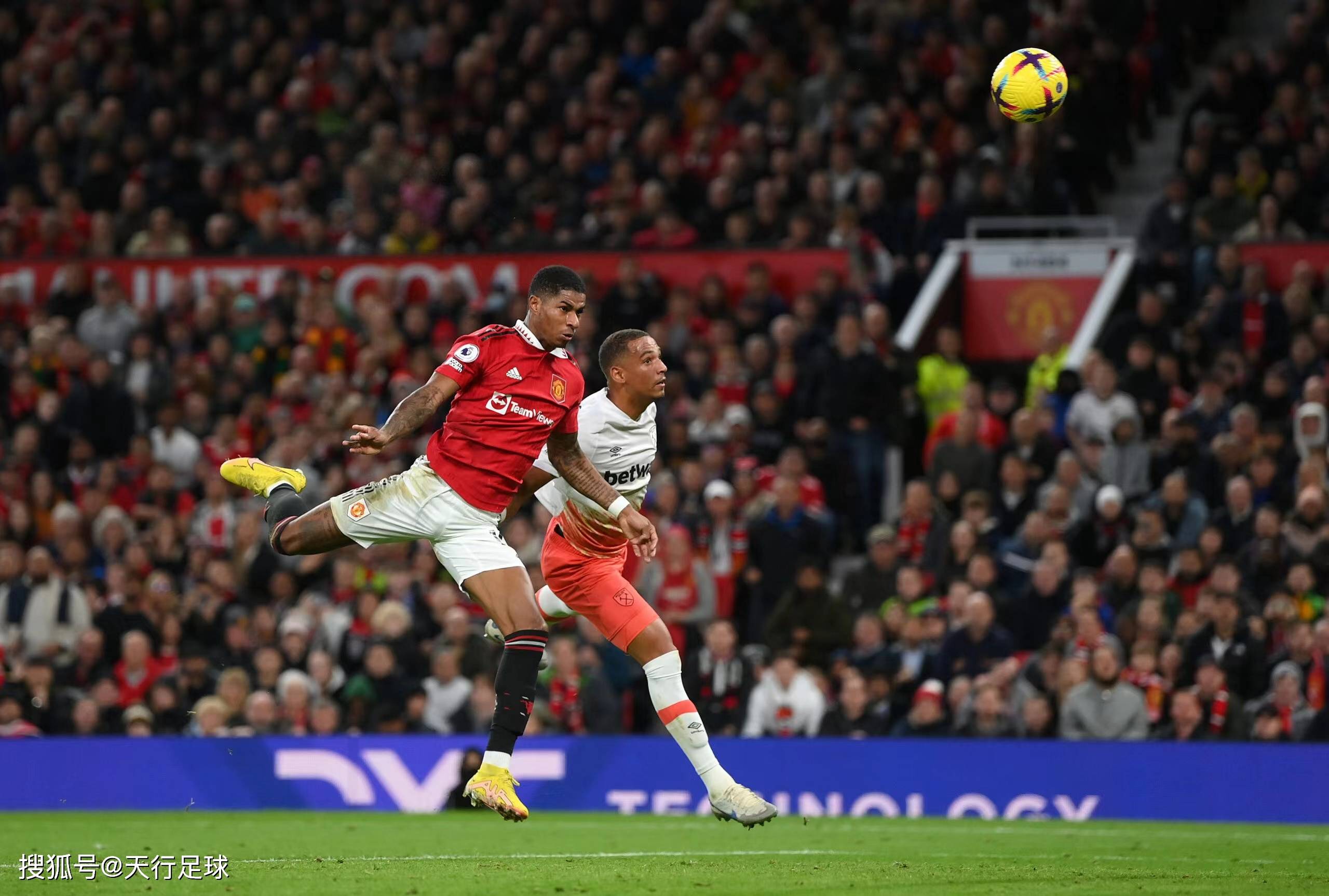 西汉姆联主场上演大逆转，球迷欢呼雀跃的简单介绍