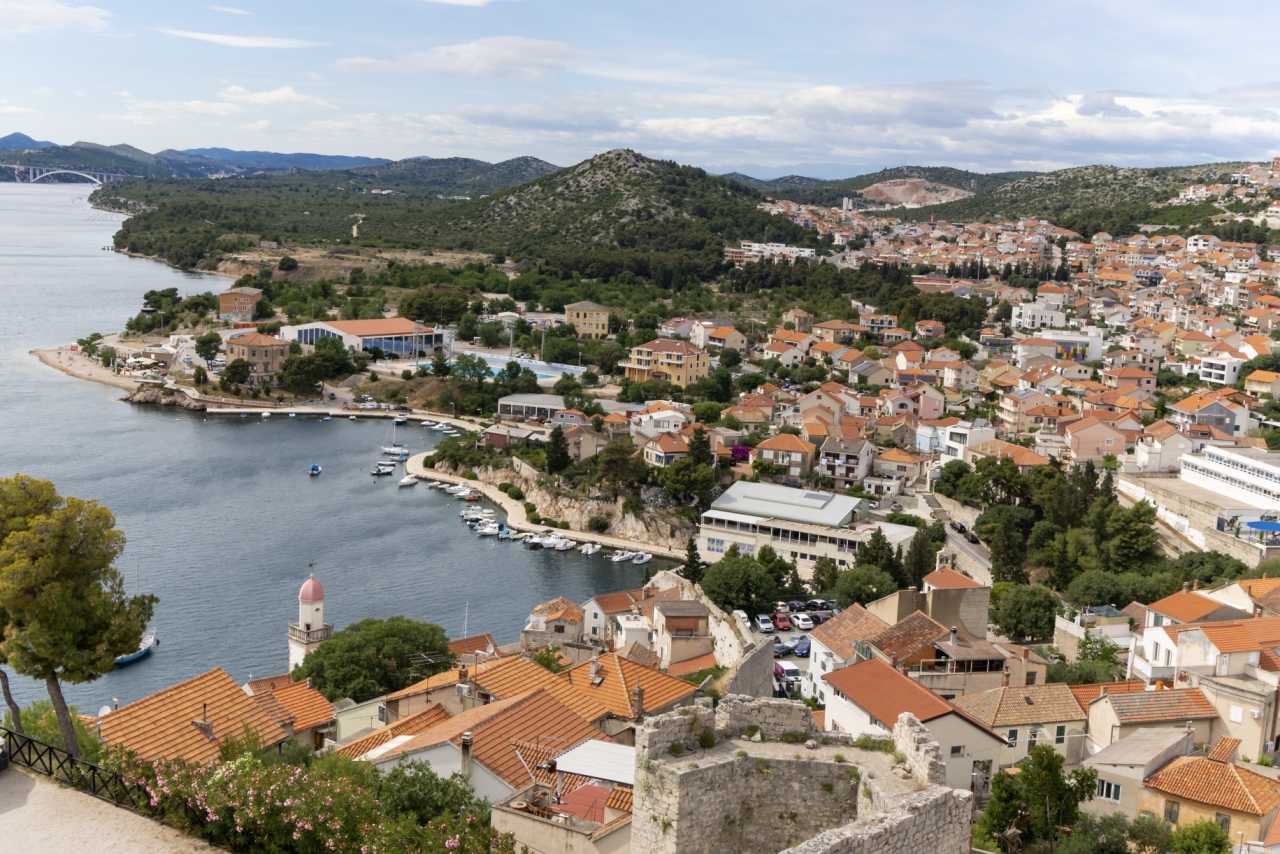 包含克罗地亚客场不敌斯洛文尼亚，遭遇困境的词条