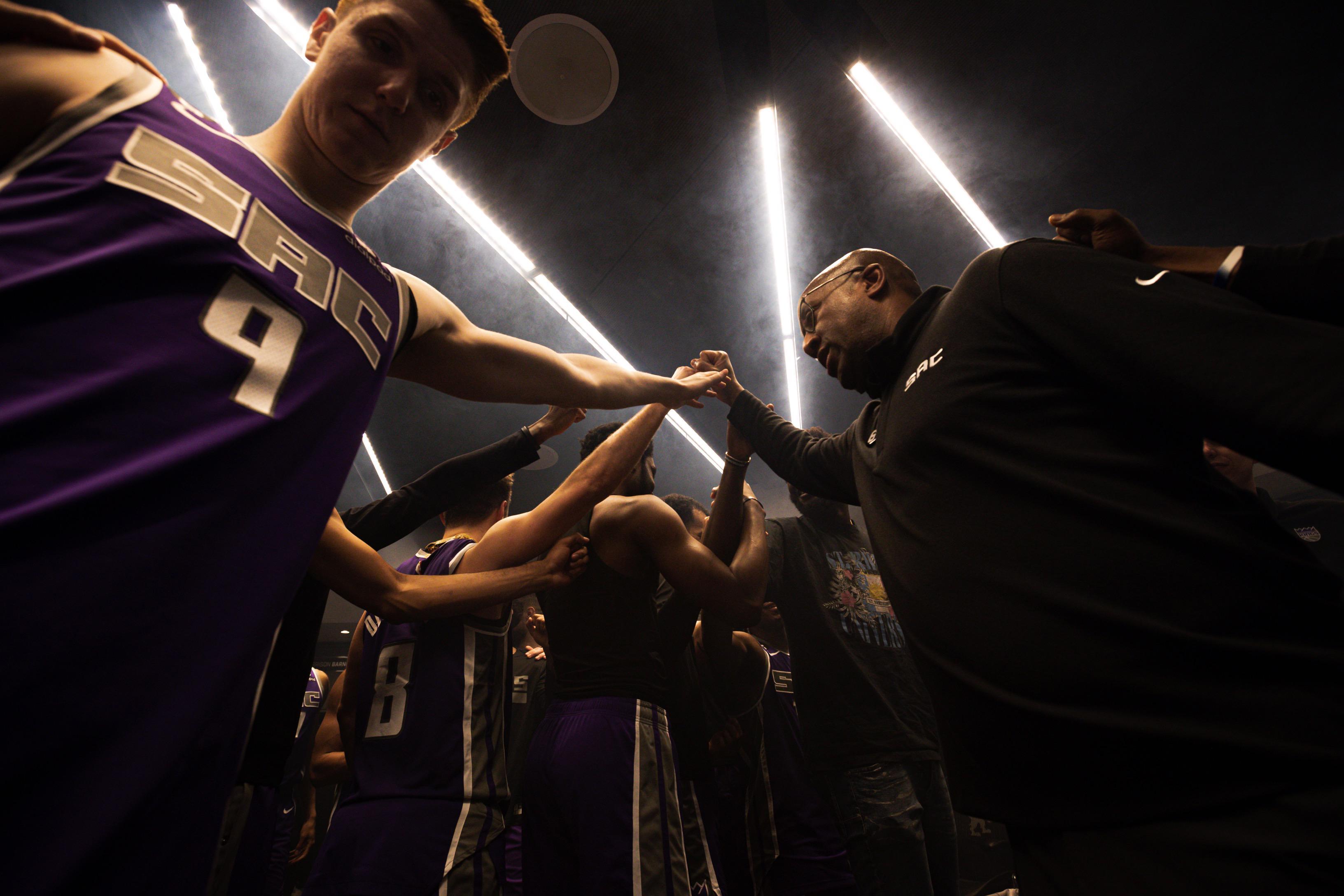 斯帕斯队力克开拓者，晋级季后赛次轮