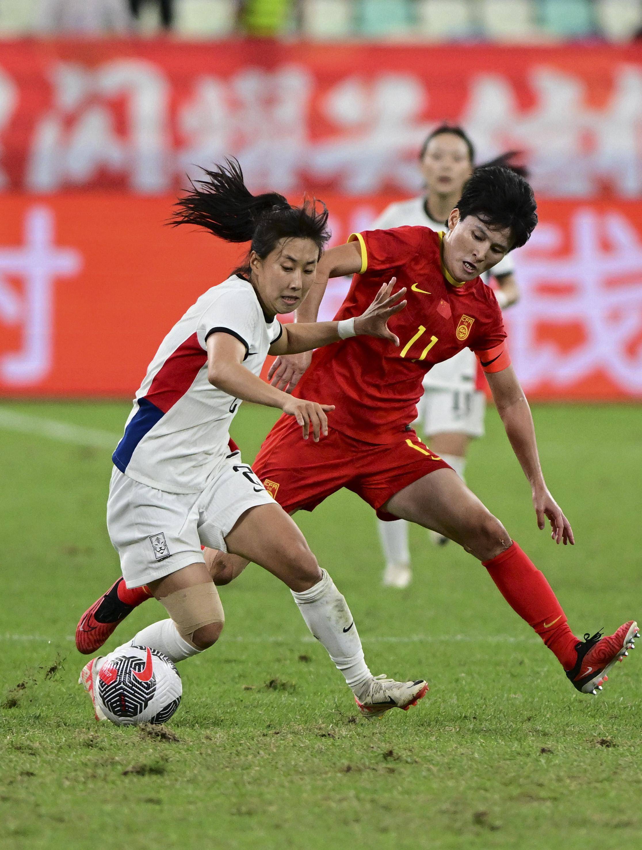 亚洲女足锦标赛中，中国队员取得精彩进球