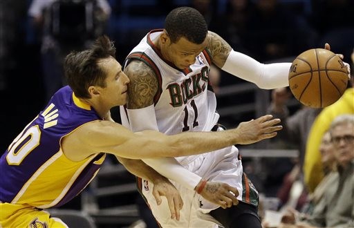 包含公鹿再败，季后赛资格岌岌可危的词条