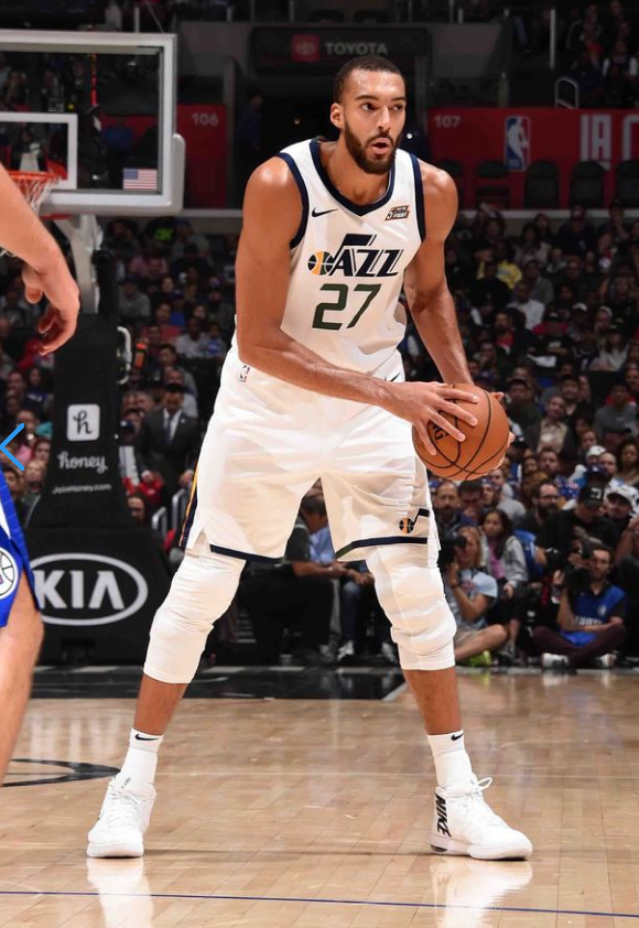 爵士队再胜快船队,米切尔砍下35分 爵士队再胜快船队,米切尔砍下35分