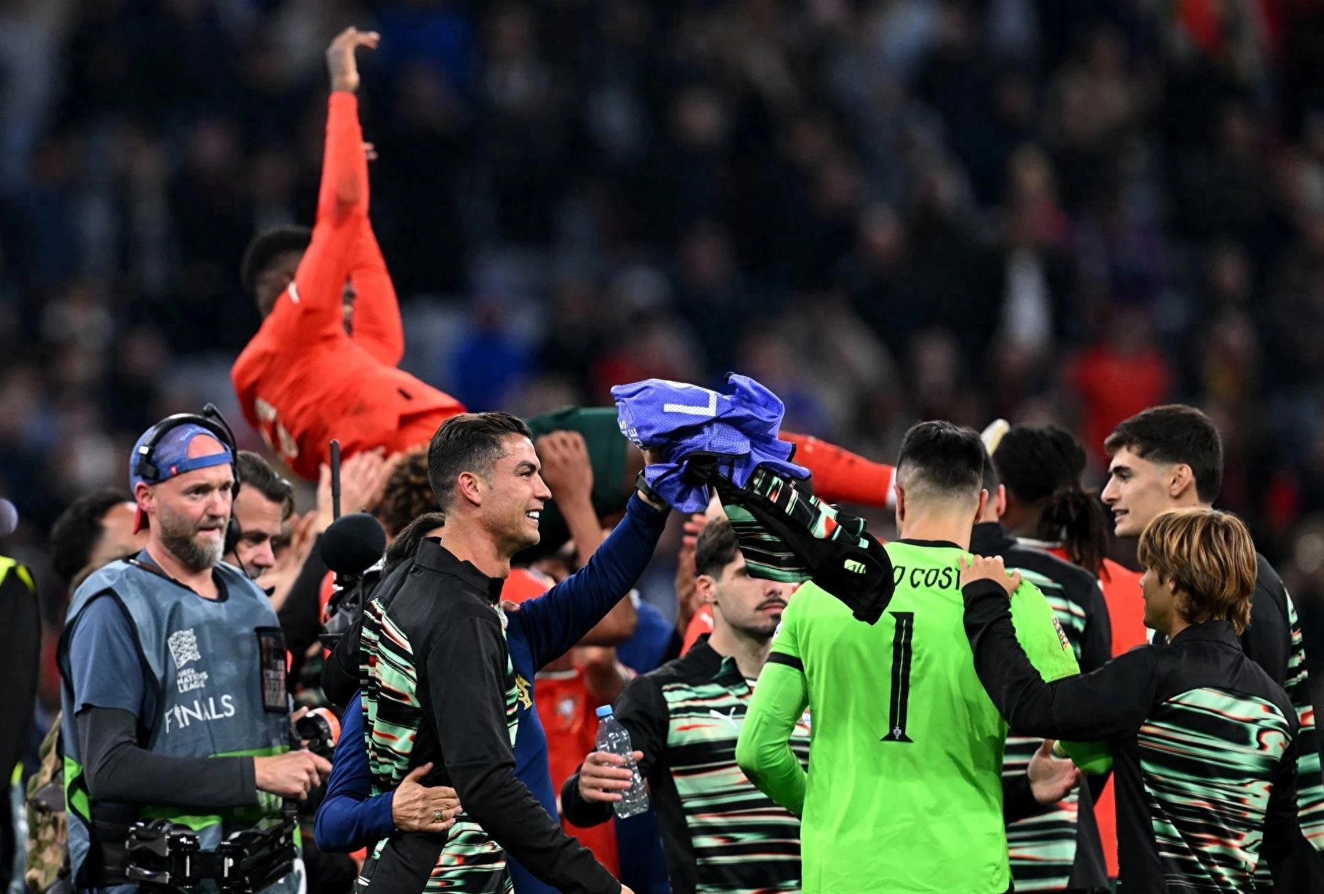 葡萄牙门将神勇扑救，挺进欧洲杯半决赛