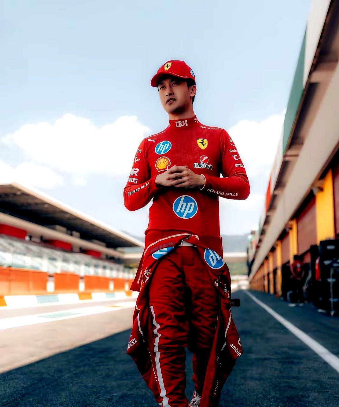 红牛车队鏖战索伯车队，周冠宇带队取胜