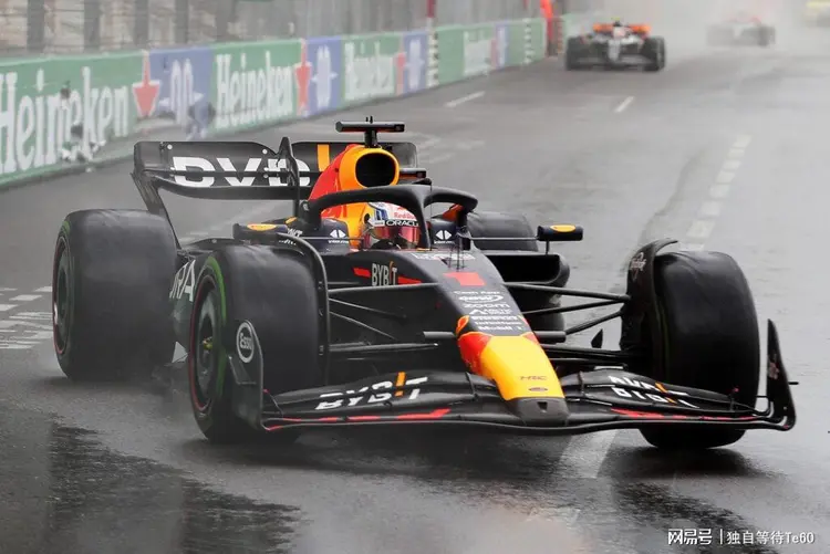 阿斯顿马丁逆转威廉姆斯，佩雷兹点燃赛场的简单介绍